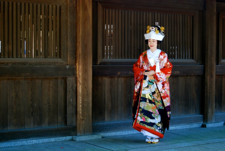 A bride awaits her wedding, Meiji Shrine (明治神宮, Meiji Jingū)