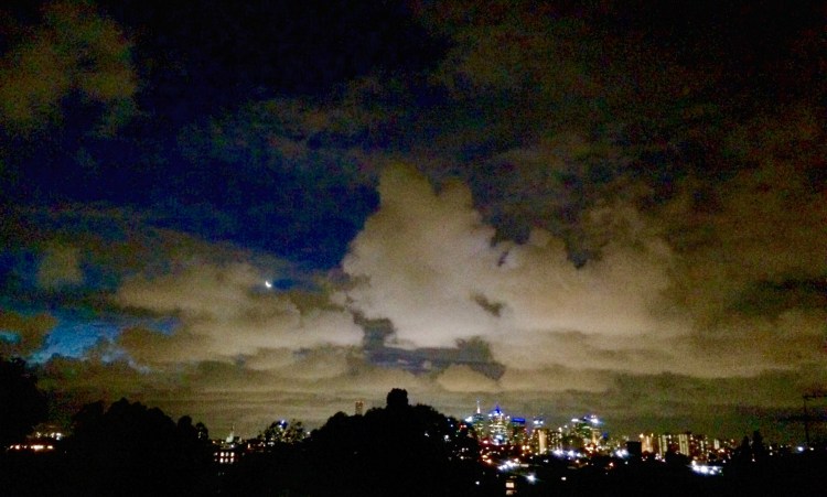 (Not quite a)Melbourne sunset, but lovely clouds all the same. View from Hawthorn, 14 November 2015